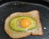 รูปขั้นตอนการทำที่ 5 ของ Avocado Egg-In-A-Hole