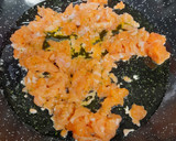 Foto del paso 3 de la receta: Risotto de espárragos salmón y calabacín