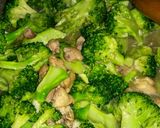 Foto langkah ke 4 dari resep Tumis brokoli ayam ayam.