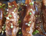 Foto del paso 4 de la receta: Salmón jerk con chips y ensalada