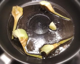 Foto del paso 3 de la receta: Tortilla de patatas y alcachofa con huevos de gallina araucana