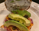 Foto del paso 4 de la receta: Bagel con salmón y aguacate