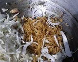 Foto langkah ke 4 dari resep Mie goreng dengan kol dan tomato rasanya nampol segerrr maknyoss.