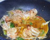 รูปขั้นตอนการทำที่ 2 ของ กุ้งผัดผงกะหรี่