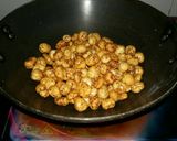 A picture of step 4 of Magic masala jhatpat makhana.