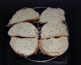 รูปขั้นตอนการทำที่ 2 ของ ขนมปังกระเทียม (Garlic bread)🥖
