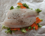 Foto del paso 2 de la receta: Pescado empapelado con brócoli y zanahoria en freidora de aire