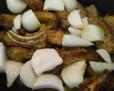 Foto del paso 3 de la receta: Costillas de cerdo encebolladas