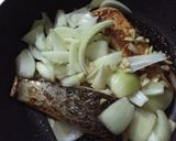 Foto langkah ke 7 dari resep Salmon madu kecap dengan bawang bombay.