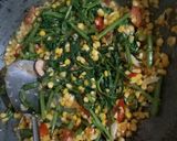 Foto langkah ke 3 dari resep Tumis udang campur jagung dan kangkung.