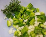 Hình bước làm 2 của món Bò xào ớt chuông hương thảo