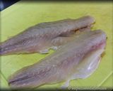 Foto del passaggio 3 della ricetta Tartare di Branzino al Pepe Rosa e Cipolle di Breme