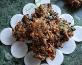 मूली के पत्तों के पकोड़े (Mooli ke patto ke pakode recipe in hindi) रेसिपी चरण 3 फोटो