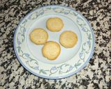 Foto del paso 2 de la receta: Almejas sentadas en tostas de pan en cojín de láminas de queso fresco