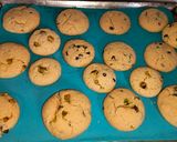 Foto del paso 3 de la receta: Crumbl cookies con chips y pistachos