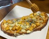 Foto del paso 4 de la receta: Tosta de manzana caramelizada con queso azul