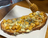 Foto del paso 4 de la receta: Tosta de manzana caramelizada con queso azul