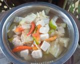 Foto langkah ke 3 dari resep Sayur Bening Tahu Timun Ayam.