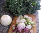 Foto del paso 1 de la receta: Salteado de kale, cebolla y ajo