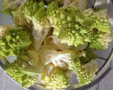 Foto del passaggio 1 della ricetta Tortino di merluzzo e broccolo romanesco, su vellutata di broccolo romanesco