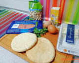 Foto del paso 1 de la receta: Tosta sobre pan de pita de salmón, crema de huevo y queso gorgonzola con cobertura de pistachos