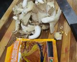 Gambar langkah 3 resipi Masak Lemak Ayam dan Cendawan.