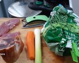Foto del paso 1 de la receta: Guiso de pavo y sopa de verduras, todo al mismo tiempo