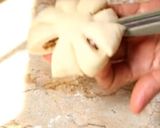 A picture of step 7 of Chicken flower buns.
