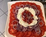 Une image de l'étape 7 de Salade de tomates roses aux oignons rouges et mozzarella di buffala.