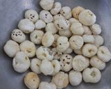 A picture of step 2 of Makhana dry fruits shake.