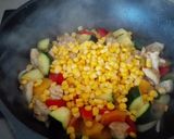 Foto del paso 4 de la receta: Pollo con verduras y maíz