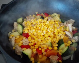 Foto del paso 4 de la receta: Pollo con verduras y maíz