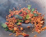 รูปขั้นตอนการทำที่ 4 ของ คั่วแห้มไก่บ้านใบยี่หร่า สูตร ภาคเหนือ