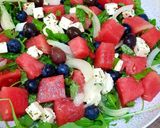 صورة لخطوة 3 من وصفة سلطة البطيخ المنعشة بجبنة الفيتا 👌😋