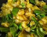 Foto del paso 3 de la receta: Tortilla de patatas con cebolla y pimientos verdes