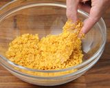 Mézes-mustáros csirkemell kukoricapehely bundában recept fázis 4 fotója
