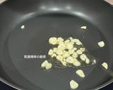 A picture of step 5 of Garlic Bean Sprouts with Fried Tofu Skins.