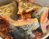 Hình bước làm 2 của món Đầu cá hồi kho tiêu