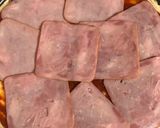 6 sajtos pizza sonkával és baconnel recept fázis 3 fotója