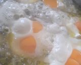 Foto del passaggio 4 della ricetta Uova con piselli e pancetta