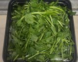 Foto langkah ke 2 dari resep Tumis Selada Air Jamur.