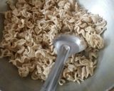 A picture of step 2 of Veg aata maggi bhel.