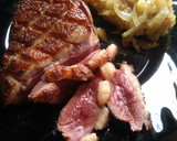 Foto del paso 6 de la receta: Magret de pato con patatas encebolladas y compota de pera