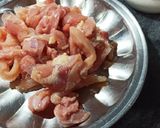 A picture of step 1 of Chicken dry chilli.