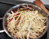 Foto del paso 8 de la receta: Gallineta y repollo estilo Thai