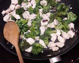 Tejszínes brokkolis csirkemell recept fázis 2 fotója