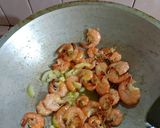 Foto langkah ke 2 dari resep Udang Saos Tiram simple.