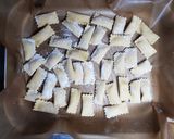 Foto del passaggio 4 della ricetta Fagottini di pasta ripiena di mortadella