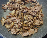 Foto del paso 4 de la receta: Arroz blanco con carne y setas
