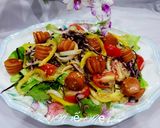 Hình bước làm 2 của món Salad xúc xích sốt mè rang